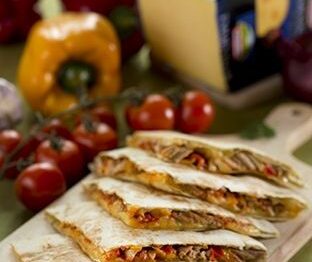 Quesadilla z duszoną wieprzowiną i serem żółtym Hochland Premium Emmentaler Classic