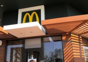 Menu McDonald’sa na tablicy odjazdów na dworcu