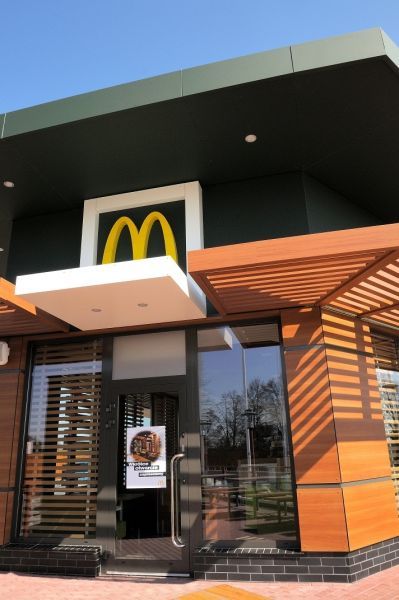 Menu McDonald’sa na tablicy odjazdów na dworcu