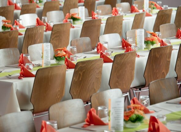 Ministerstwo Zdrowia: Możliwe zmniejszenie liczby gości w restauracjach i na weselach