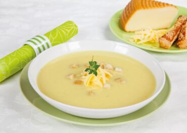 Zupa cebulowa z żółtym serem i grzankami