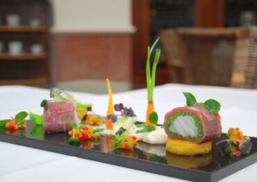 Dorsz arktyczny sous vide w szynce iberyjskiej, szparagach i…