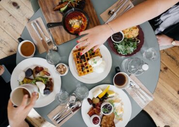 Polacy mają dość lockdownu. Najbardziej chcą otwarcia hoteli i restauracji