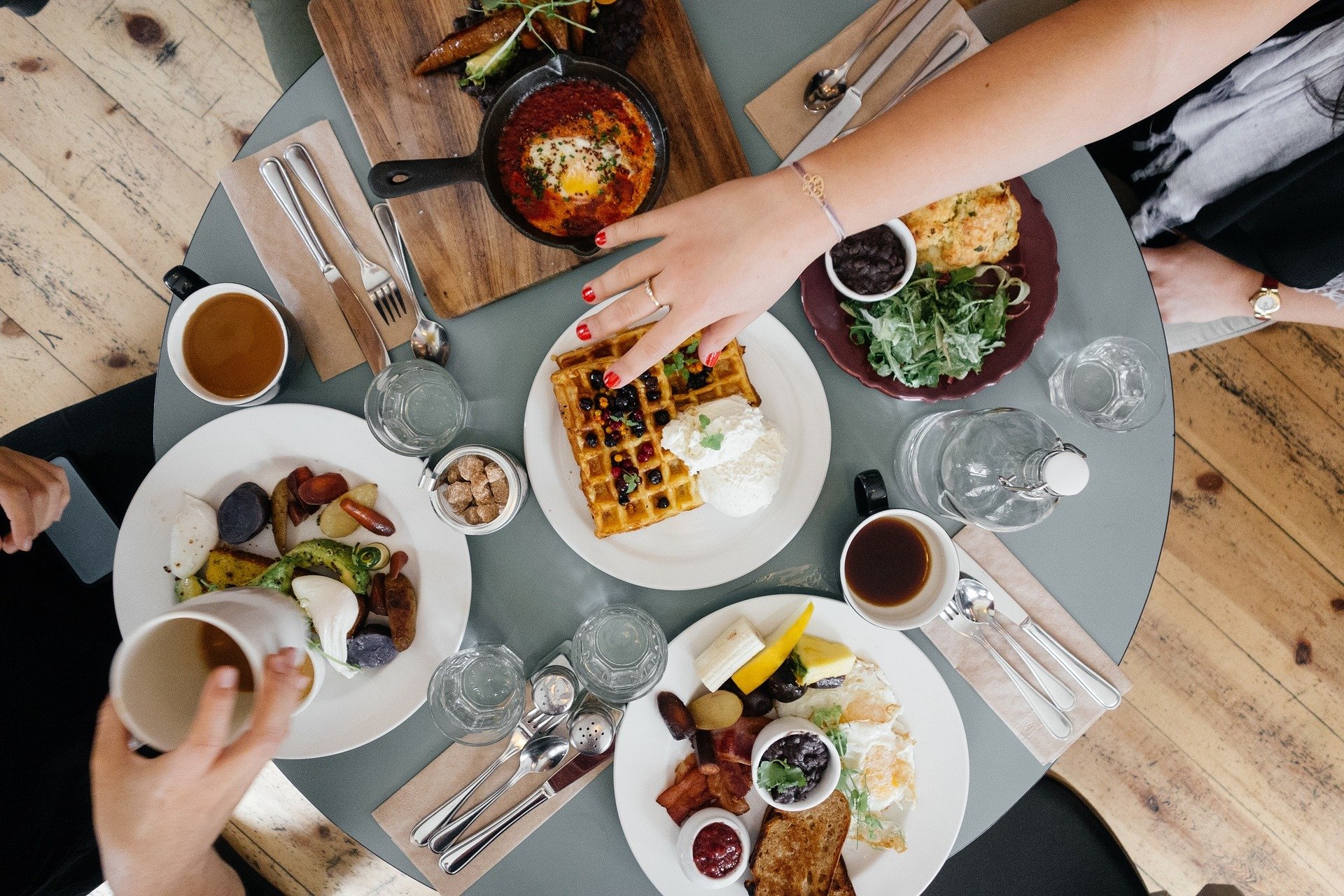 Polacy mają dość lockdownu. Najbardziej chcą otwarcia hoteli i restauracji