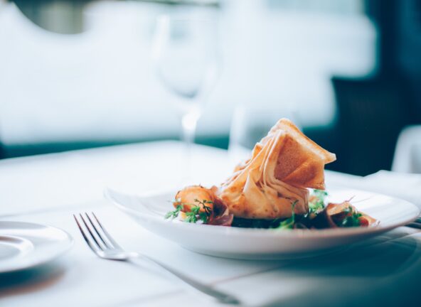 Coraz częściej klienci płacą kartą w restauracjach