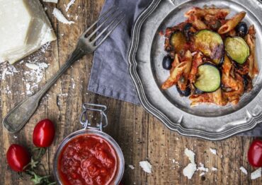Penne rigate z pomidorami i bakłażanami