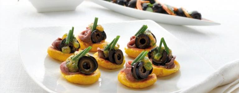 Placuszki kukurydziane z pomidorową oliwą i anchois w towarzystwie Hiszpańskich Oliwek