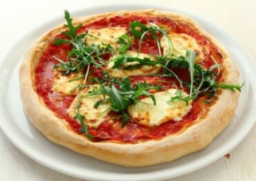 Pizza z mozzarellą i rukolą