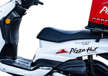 Pizza Hut wprowadza flotę elektrycznych skuterów