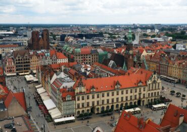 Wrocławscy restauratorzy w Rynku przeciwko obostrzeniom