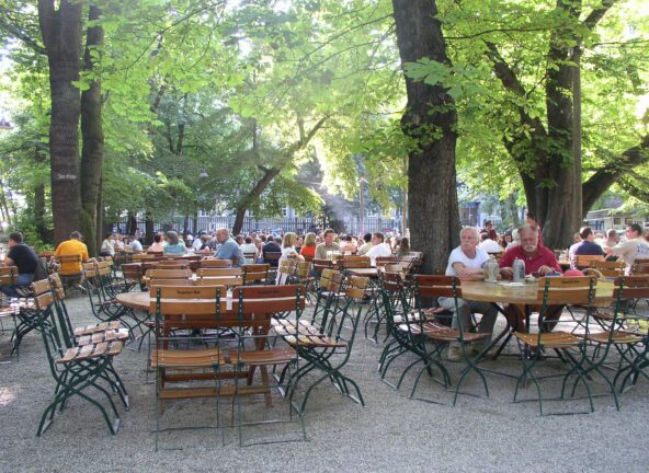 Szwajcaria i Węgry otworzą restauracje na świeżym powietrzu