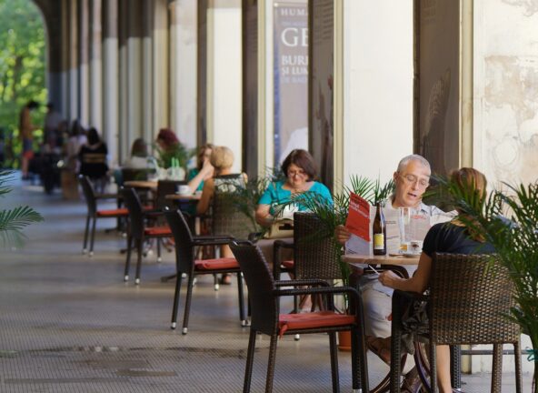 W 2021 r. restaurację, pub lub kawiarnię odwiedziło 55,9 % Polaków