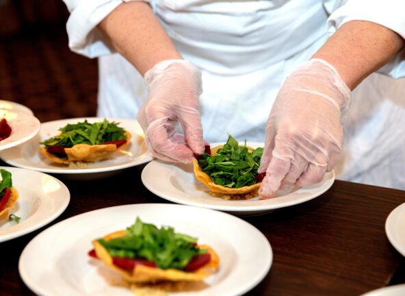 Bain & Company: Polacy zamierzają zmniejszyć wydatki na usługi gastronomiczne i rozrywkę