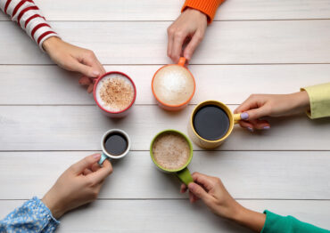 Większość Polaków pije „białą“ kawę. Wersje z dodatkiem napojów roślinnych coraz bardziej popularne