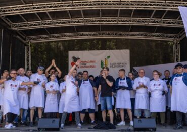 „Pomaganie przez Gotowanie”: kulinarne serca dla zwierzaków w Wejherowie