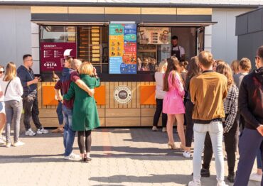 Wsparcie operacyjne i szkolenia – co oferują sieci gastronomiczne?