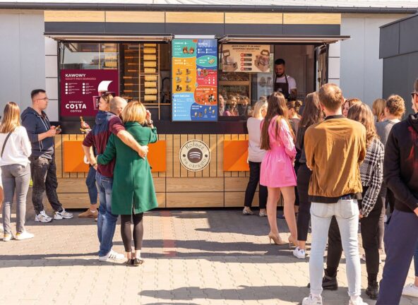 Wsparcie operacyjne i szkolenia – co oferują sieci gastronomiczne?