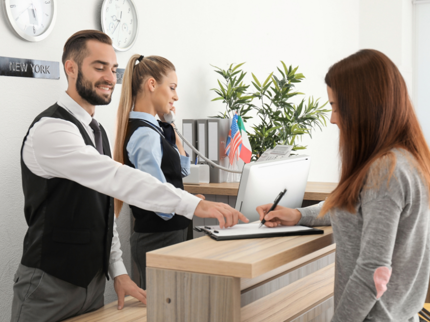 Wakacje 2025: Więcej rezerwacji i  dłuższe pobyty w hotelach