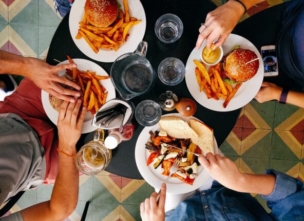 Letnie ożywienie w sektorze HoReCa – lipiec z poprawą nastrojów i wyraźnym powiewem optymizmu