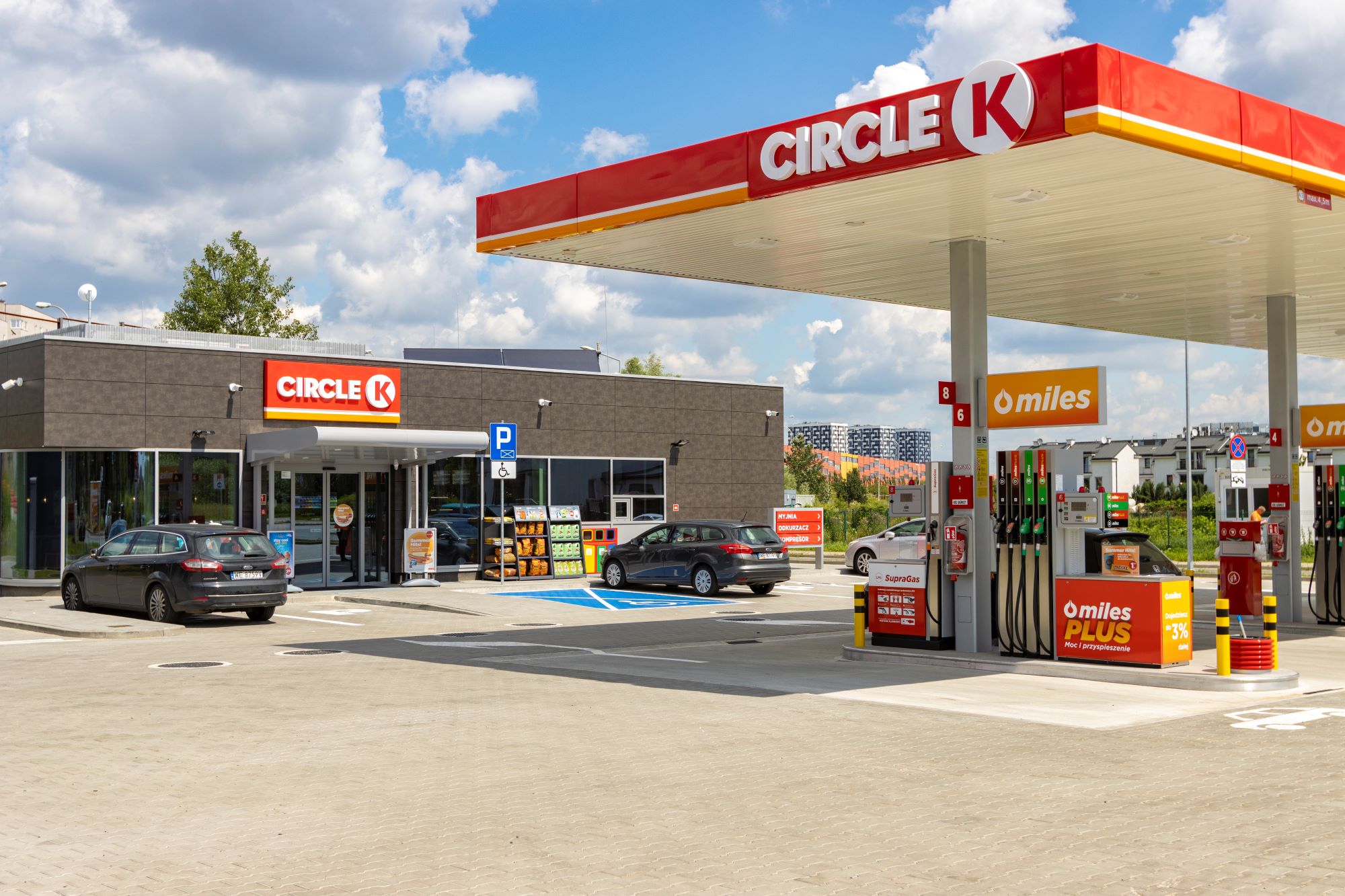 Hot dog – król szybkiej przekąski. Jak Circle K zapoczątkował hot dogową rewolucję na polskich stacjach paliw?