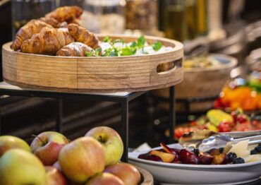 Hotelowe śniadania – między oczekiwaniami gości a realiami operacyjnymi