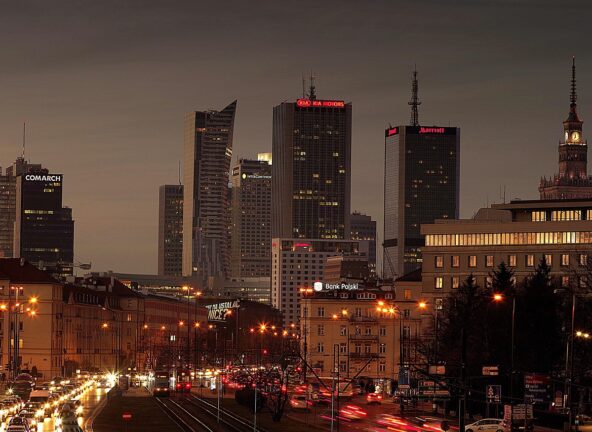 Nocna prohibicja w Warszawie – pilotaż bez ograniczeń dla barów i restauracji