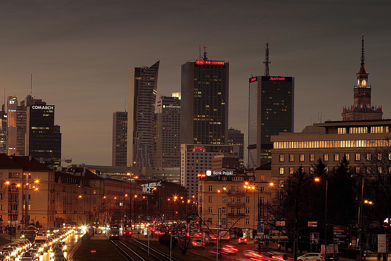 Nocna prohibicja w Warszawie – pilotaż bez ograniczeń dla barów i restauracji