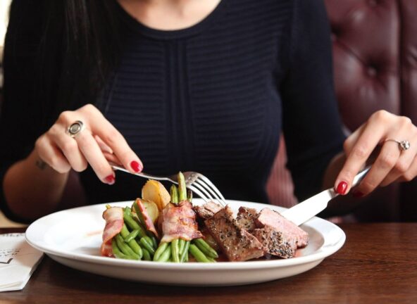 Pokolenia przy stole. Jak Polacy jedzą obiady?