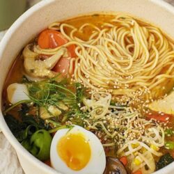 Jesień pod znakiem ramenu i rosołu. Polacy odkrywają nowe oblicze comfort food