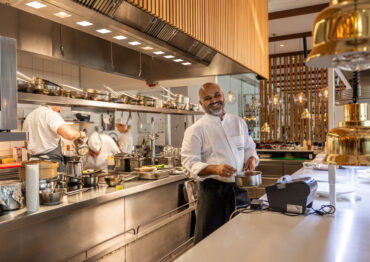 Inderjit Manota: Dlaczego otwarta kuchnia zwiększa zaangażowanie gości?