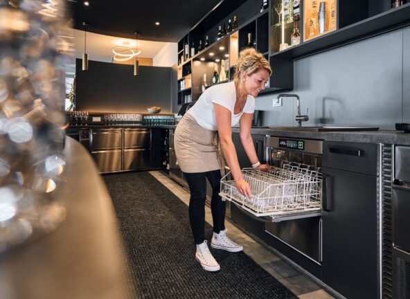 Niewidoczne zaplecze, widoczny efekt. Dlaczego czystość zastawy decyduje o powrotach gości?