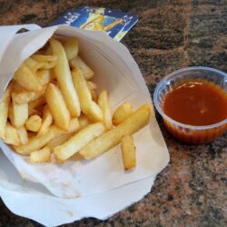 Cheeseburger na lunch, pizza wieczorem, a frytki przez cały dzień. Co Polacy jedli w 2025 roku?