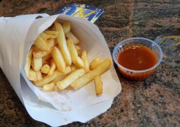 Cheeseburger na lunch, pizza wieczorem, a frytki przez cały dzień. Co Polacy jedli w 2025 roku?