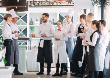 Stawka większa niż mycie. Co dziś naprawdę przyciąga ludzi do pracy w gastronomii?