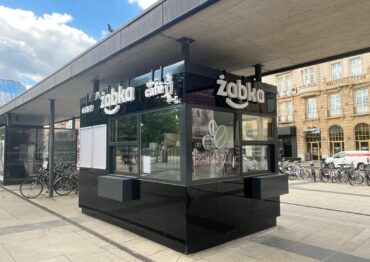 Najmniejsza Żabka w Polsce powstaje we Wrocławiu. Na 8 m² zmieszczą się pizza, hot dogi i kawa