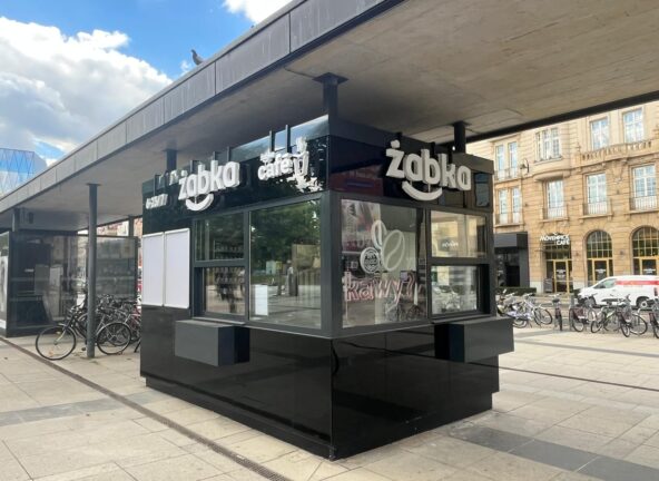 Najmniejsza Żabka w Polsce powstaje we Wrocławiu. Na 8 m² zmieszczą się pizza, hot dogi i kawa