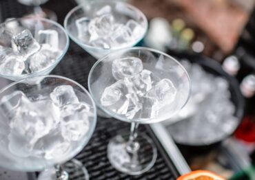 Jak wybrać urządzenia chłodnicze do restauracji, kawiarni i baru? Praktyczny poradnik