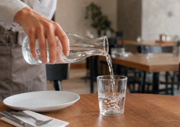 Restauracje bez obowiązku podawania bezpłatnej kranówki. Resort wycofał przepis